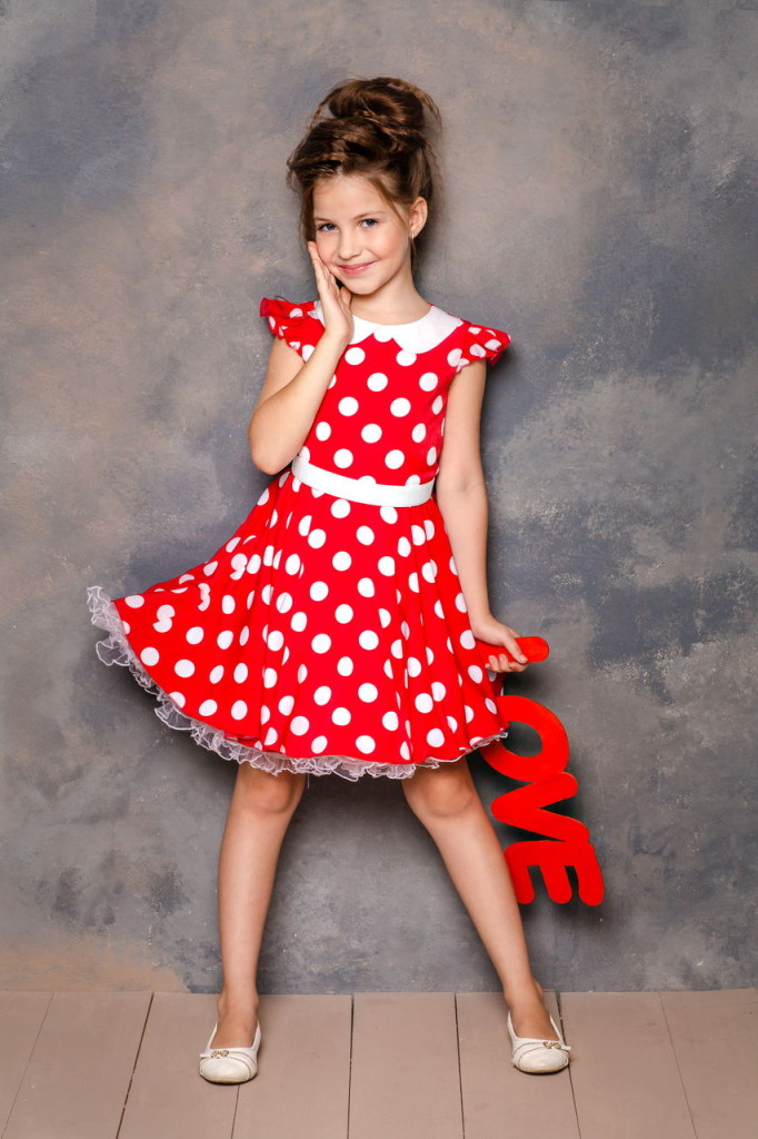 Красное в горошек платье девочке